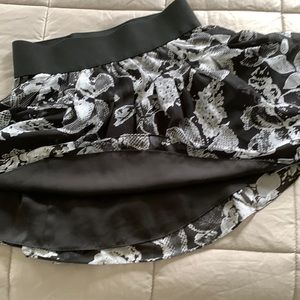 Lovely skirt size 5, 100% polyester lining 100% . This skirt has amazing swing.